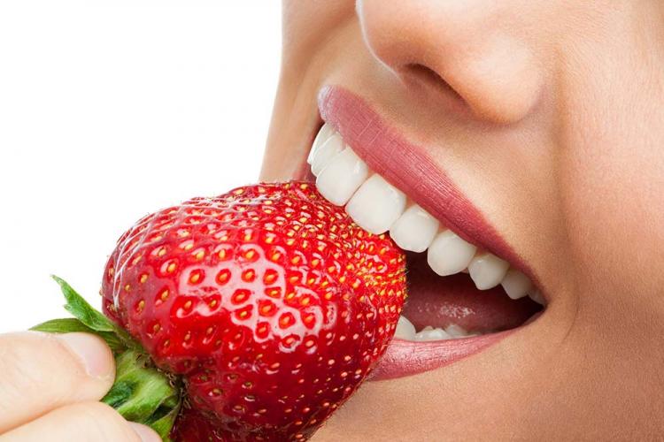 woman eat strawberrie